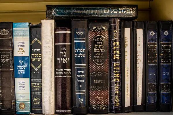 Exploring the Role of Kaddish services in Honoring a Loved One